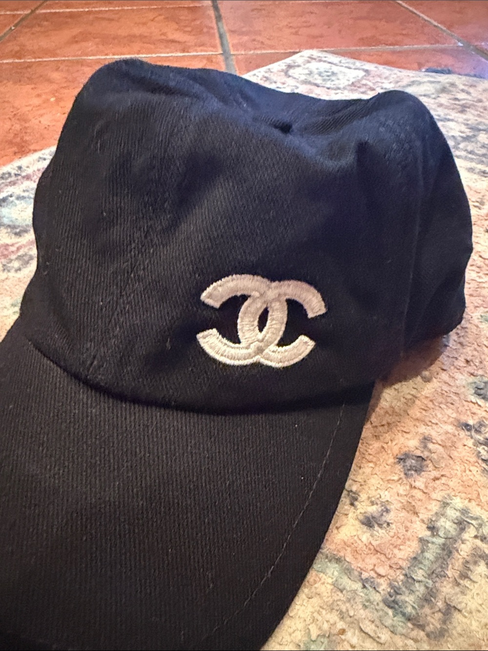 CHANEL Black Cap with White Interlocking CC Emblem - Picture 3 of 8